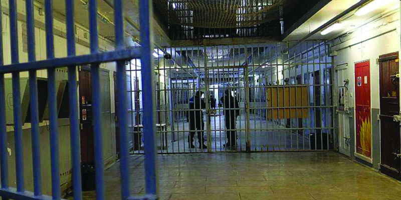 فرنسا: سجين متطرف يحتجز رهينتين داخل سجن